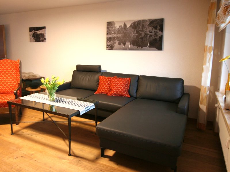 Wohn- Esszimmer mit Flachbild-TV