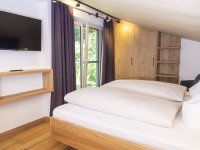 Zweites Schlafzimmer mit Blick in Garten