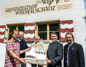 Uli Soergel, Franz Vogler, Franz Rietzler, Eric Beißwenger und Dominik Fritz präsentieren vor dem Gebäude der Walserschanz das Modell der Erlebniswelten.