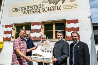 Gruppenbild mit Eric Beißwenger Uli Soergel, Franz Vogler, Franz Rietzler, Eric Beißwenger und Dominik Fritz präsentieren vor dem Gebäude der Walserschanz das Modell der Erlebniswelten.