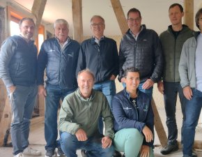 Gruppenfoto der Teilnehmer des Workshops für die Klamm-Erlebniswelten in der Walserschanz. Das Gebäude befindet sich in der Renovierung.