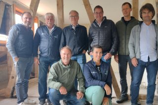 Workshop Klamm-Erlebniswelten Gruppenfoto der Teilnehmer des Workshops für die Klamm-Erlebniswelten in der Walserschanz. Das Gebäude befindet sich in der Renovierung.