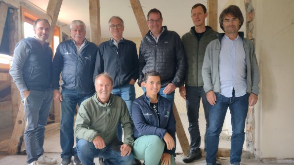 Gruppenfoto der Teilnehmer des Workshops für die Klamm-Erlebniswelten in der Walserschanz. Das Gebäude befindet sich in der Renovierung.