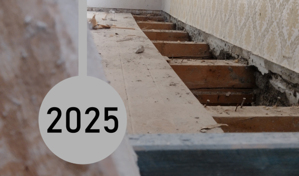 Meilenstein 2025 Der Boden eines Zimmers wird gerade renoviert. Parkett ist entfernt und die Unterkonstruktion ist sichtbar.