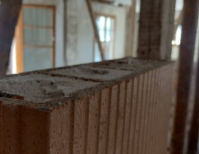 Die Baustelle zeigt Ziegelsteine mit einer Dämmung.