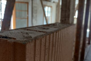 Die Baustelle zeigt Ziegelsteine mit einer Dämmung.