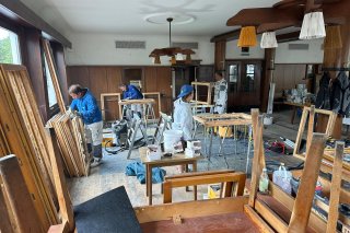 Aufarbeitung der Fenster in der Walserschanz Im Raum arbeiten mehrere Personen. Sie reparieren Fenster und benutzen verschiedene Werkzeuge. Es ist tagsüber.
