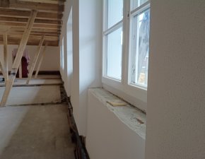 In den Ausstellungsräumen sind die Fenster eingebaut und die Wände weiß gestrichen.