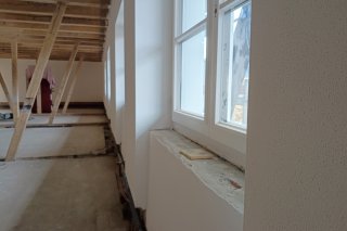 Obergeschoss Ausstellung In den Ausstellungsräumen sind die Fenster eingebaut und die Wände weiß gestrichen.