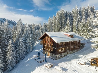 Die Wannenkopfhütte in verschneiter Umgebung