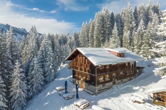 Die Wannenkopfhütte in verschneiter Umgebung