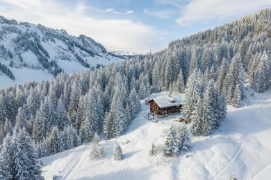 Die Wannenkopfhütte umgeben von Schnee