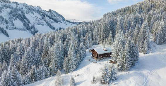 Die Wannenkopfhütte umgeben von Schnee