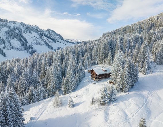 Die Wannenkopfhütte umgeben von Schnee