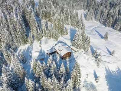 Die Wannenkopfhütte ist mitten in der Natur gelegen und der ideale Ausgangspunkt für eine Rodelpartie.