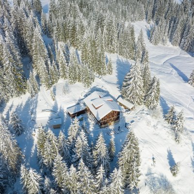 Die Wannenkopfhütte ist mitten in der Natur gelegen und der ideale Ausgangspunkt für eine Rodelpartie.