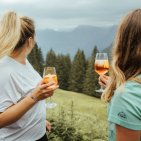 Auf der Wannenkopfhütte hast Du (fast) immer einen traumhaften Blick in die umliegende Bergwelt. Hier kannst Du Deinen Aperol in