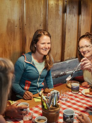 Genieße die frische Bergluft und die gemütliche Atmosphäre, während ihr euch für eure Abenteuer in den Allgäuer Alpen stärkt.
