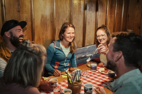 Starte den Tag gemeinsam mit einem herzhaften Frühstück auf der Wannenkopfhütte. Genieße die frische Bergluft und die Atmosphäre