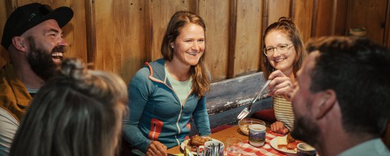 Starte den Tag gemeinsam mit einem herzhaften Frühstück auf der Wannenkopfhütte. Genieße die frische Bergluft und die Atmosphäre