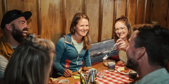 Starte den Tag gemeinsam mit einem herzhaften Frühstück auf der Wannenkopfhütte. Genieße die frische Bergluft und die Atmosphäre