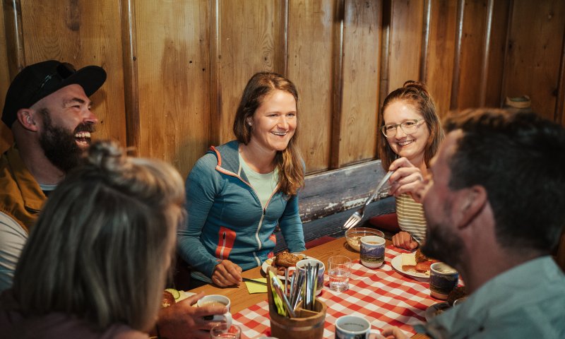 Genieße die frische Bergluft und die gemütliche Atmosphäre, während ihr euch für eure Abenteuer in den Allgäuer Alpen stärkt.