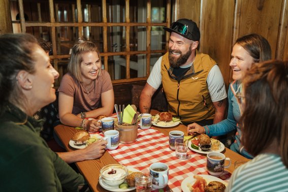 Beginne den Morgen auf der Wannenkopfhütte mit einem ausgiebigen Frühstück in guter Gesellschaft.