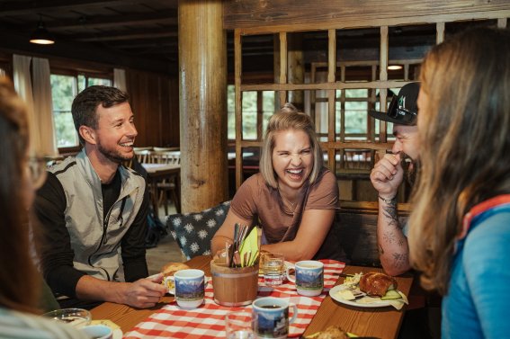 Beginnt euren Tag auf der Wannenkopfhütte mit einem leckeren Frühstück in geselliger Runde. Tankt Energie für eure Abenteuer in den Bergen und genießt die Aussicht auf die beeindruckende Naturkulisse.