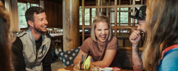 Tankt Energie für eure Abenteuer in den Bergen und genießt die Aussicht auf die beeindruckende Naturkulisse.