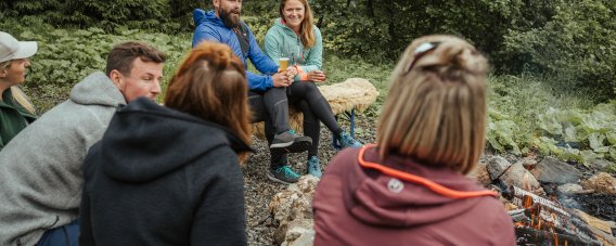 Ein magisches Erlebnis, das die Herzen höher schlagen lässt. Wenn die Sonne langsam hinter den Bergen verschwindet und der Himmel in warmen Rottönen leuchtet, versammeln sich alle um das prasselnde Feuer.
