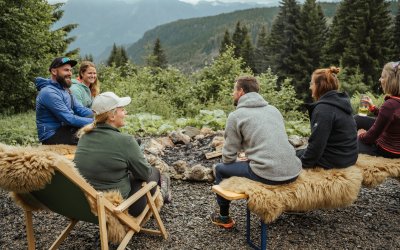 Das Knistern der Flammen und der Duft von brennendem Holz schaffen eine gemütliche Atmosphäre auf der Wannenkopfhütte.