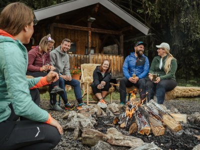 Die Gemeinschaft und das Gefühl von Zusammengehörigkeit machen den Lagerfeuerabend zu einem unvergesslichen Ereignis.