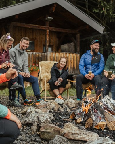 Es gibt nichts Schöneres als ein gemeinsames Lagerfeuer nach einer langen Wanderung. Die Flammen tanzen, wir erzählen Geschichten und lassen den Tag in geselliger Runde ausklingen.