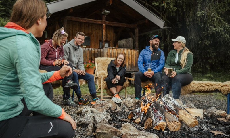 Die Gemeinschaft und das Gefühl von Zusammengehörigkeit machen den Lagerfeuerabend zu einem unvergesslichen Ereignis.