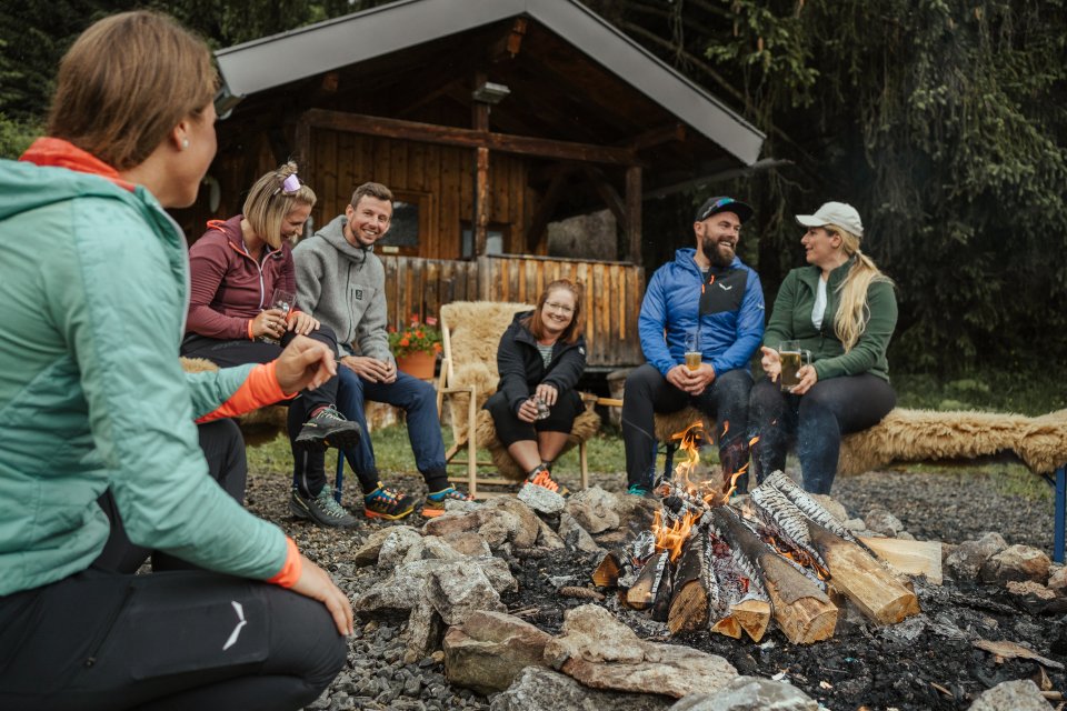 Es gibt nichts Schöneres als ein gemeinsames Lagerfeuer nach einer langen Wanderung. Die Flammen tanzen, wir erzählen Geschichten und lassen den Tag in geselliger Runde ausklingen.