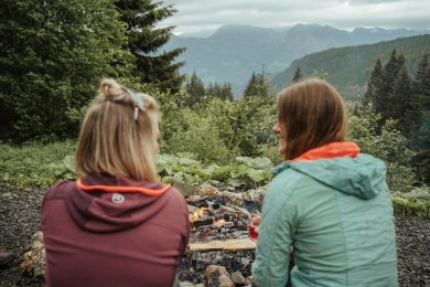 Gemeinsame Abende auf der Wannenkopfhütte: Unvergessliche Momente in bester Gesellschaft. Am Lagerfeuer fühlen wir uns wie eine große Familie. Die funkelnden Flammen und das leise Knistern schaffen eine Atmosphäre, in der sich alle wohlfühlen und die Gemeinschaft genießen.