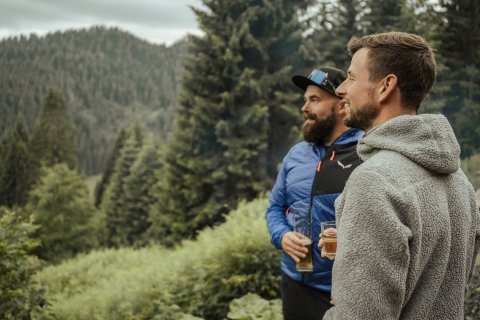 Lass uns gemeinsam den Abend ausklingen lassen. Auf der Wannenkopfhütte wird jeder Moment unvergesslich.