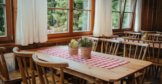 Die Bergstube der Wannenkopfhütte: Der perfekte Ort für gesellige Abende in rustikalem Ambiente.