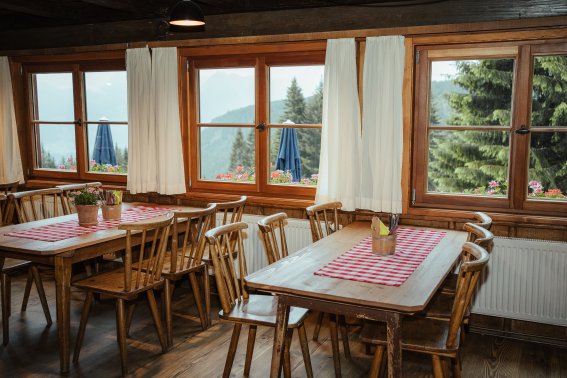 Warme Atmosphäre und rustikaler Charme: Die Bergstube der Wannenkopfhütte lädt zum Verweilen ein.