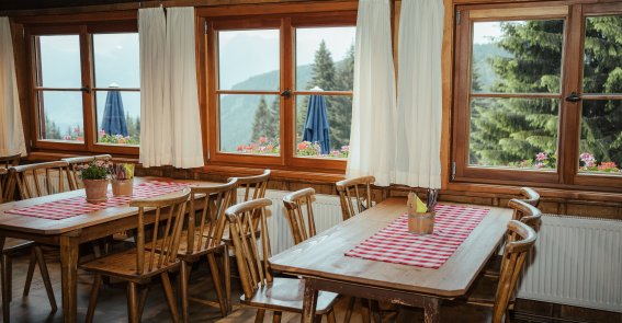 Warme Atmosphäre und rustikaler Charme: Die Bergstube der Wannenkopfhütte lädt zum Verweilen ein.