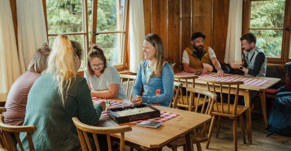 Eine fröhliche Gruppe in der Wannenkopfhütte: Unvergessliche gemeinsame Erlebnisse.