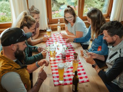 Gemeinsam lachen und plaudern: Eine fröhliche Runde in der Wannenkopfhütte.