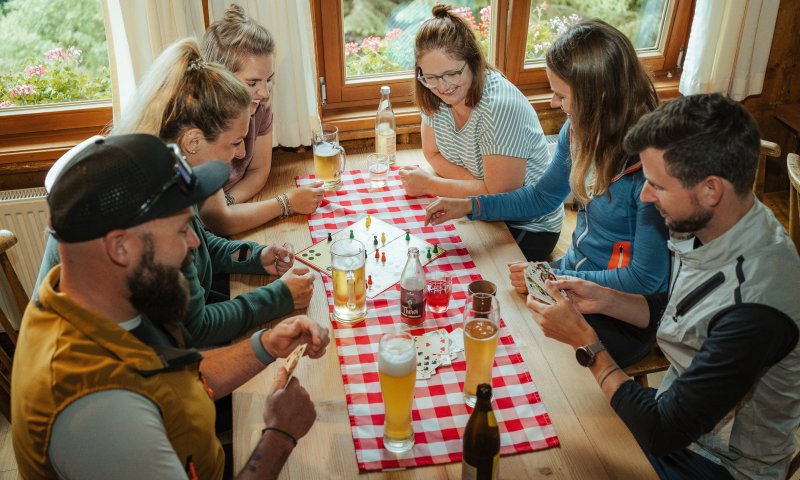 Gemeinsam lachen und plaudern: Eine fröhliche Runde in der Wannenkopfhütte.