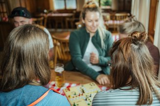 Gemütliche Zusammenkunft in der Wannenkopfhütte: Hier fühlen sich alle wohl. Ob bei einem gemeinsamen entspannten Spieleabend.