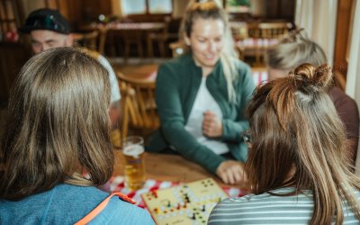 Spieleabend auf der Wannenkopfhütte eine spaßige und gemütliche Zusammenkunft in entspannter Atmosphäre.