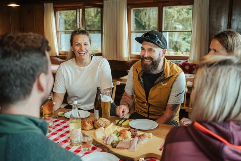 Zusammen ist es am schönsten: Eine gesellige Runde in der Wannenkopfhütte genießen.