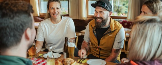 Zusammen ist es am schönsten: Eine gesellige Runde in der Wannenkopfhütte genießen.