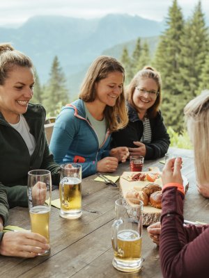 Eine gesellige Runde auf der Wannenkopfhütte genießen und zusammen auf die Erlebnisse anstoßen. Zusammen ist es am schönsten.