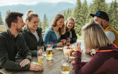 Eine gesellige Runde auf der Wannenkopfhütte genießen und zusammen auf die Erlebnisse anstoßen. Zusammen ist es am schönsten.