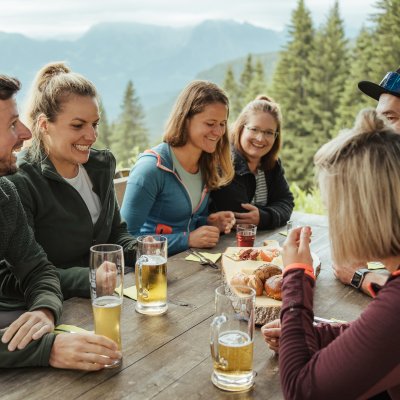 Eine gesellige Runde auf der Wannenkopfhütte genießen und zusammen auf die Erlebnisse anstoßen. Zusammen ist es am schönsten.